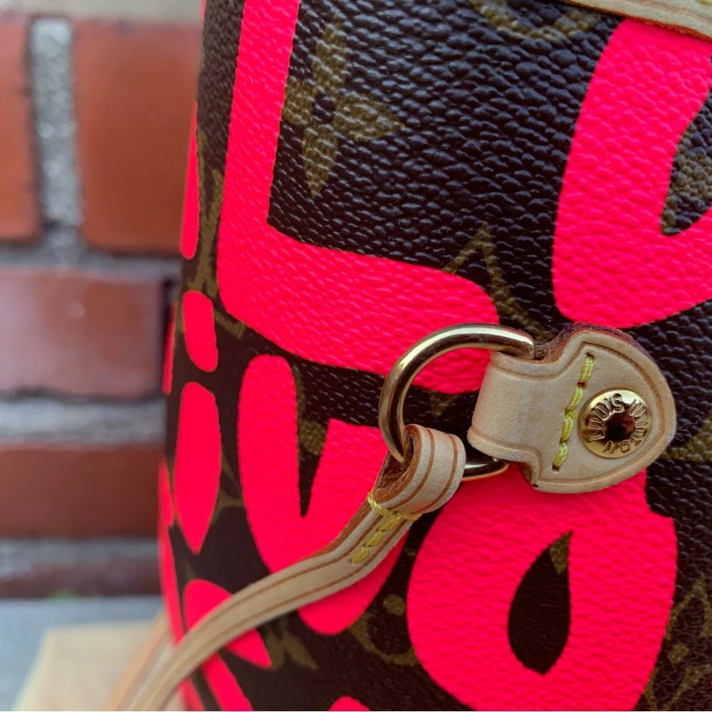 LOUIS VUITTON
Limited Edition Fuchsia Stephen Sprouse Graffiti Neverfull GM Bag - Picture 3 of 16